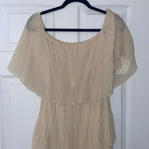 Ruffled off the shoulder dress - Picture 2 of 4